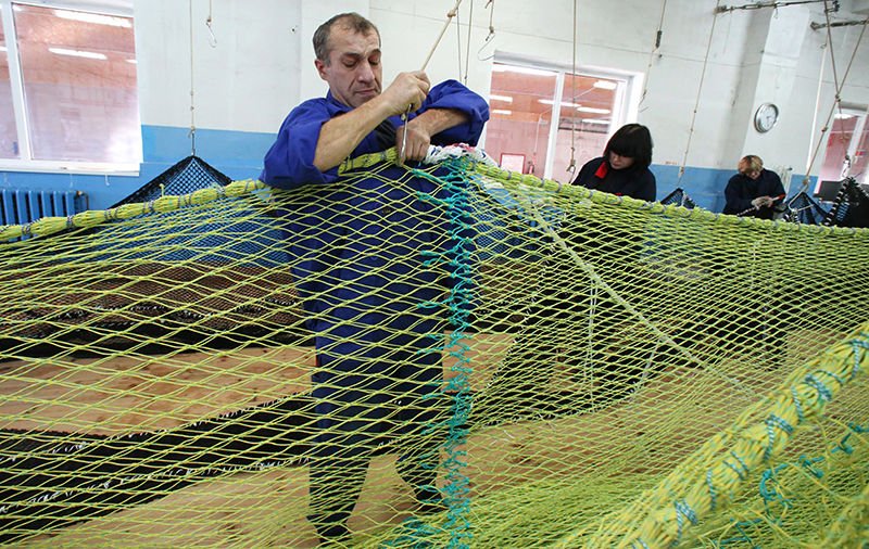 Сети самодельные. Невод 110 метров. Станок для рыболовных сетей. Сетка рыболовная плетёная. Станок для вязания рыболовных сетей.
